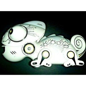 Robo Chamelion RCX-01Sharper Image Robot Plastic Toy Working but no Pellets